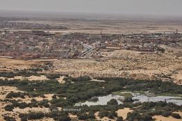 Image du Maroc Professionnelle de  Vue aérienne de la partie stagnante de la Sakia Al Hamra où des oiseaux migrateurs comme les flamants roses trouvent refuge et repos durant leur voyage selon la saison au fond la ville de Laayoune, le 9 Avril 2010. (Photo / Abdeljalil Bounhar)


 